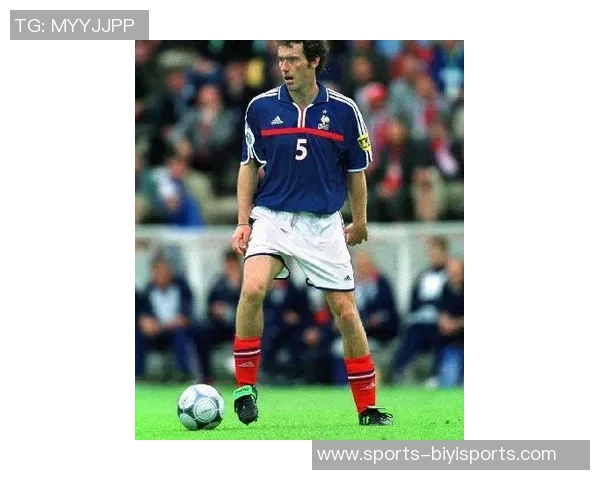 布兰克的足球智商解析:如何在场上做出明智决策与战术安排 布兰克的足球智商解析:如何在场上做出明智决策与战术安排